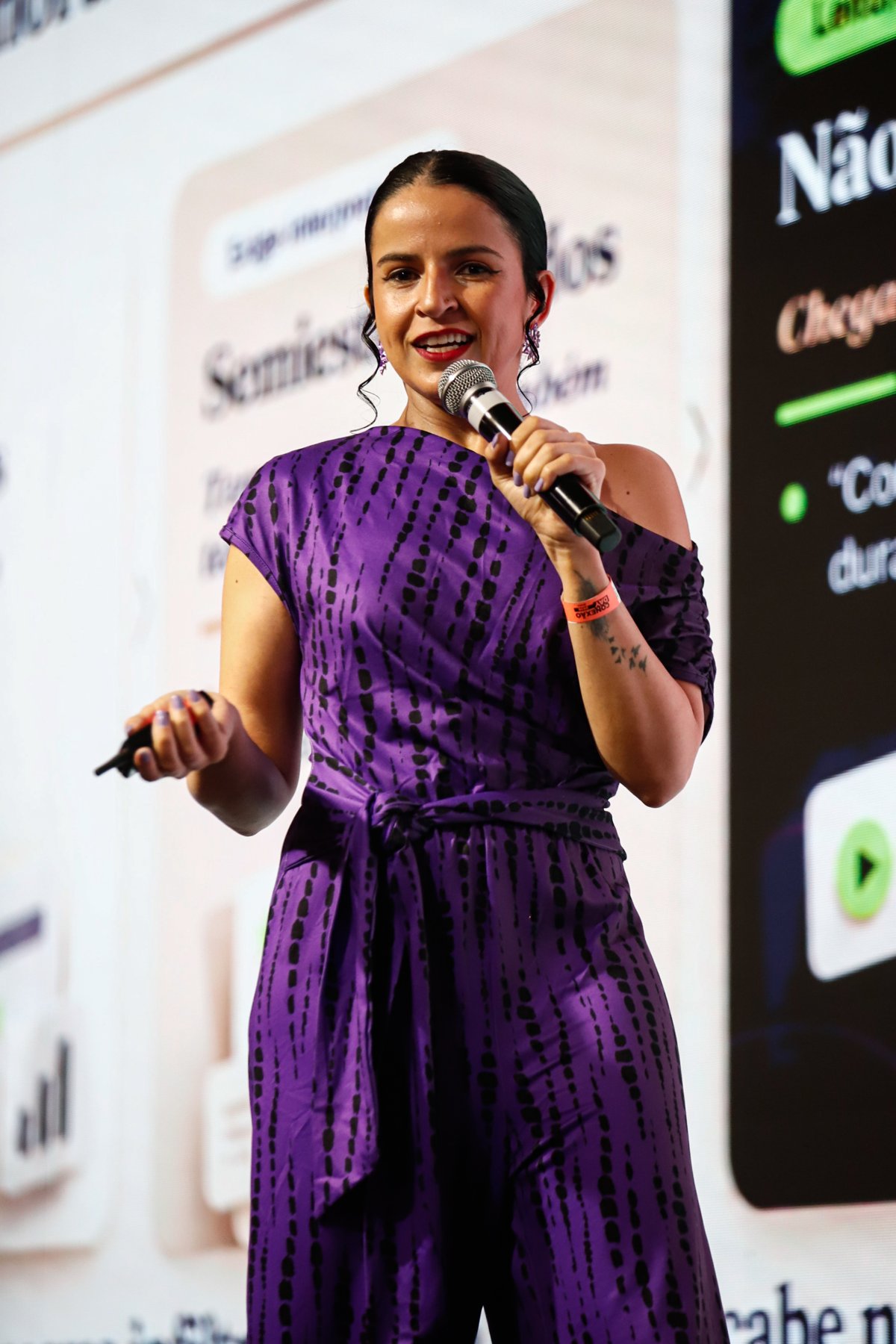 Lu Oliveira, fundadora da Visão CX, palestrando